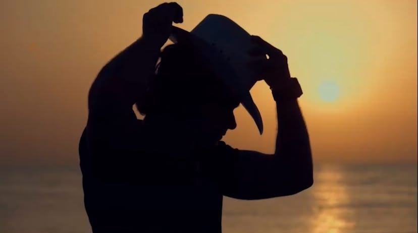 Lorenzo Galli a contraluz junto al mar al atardecer